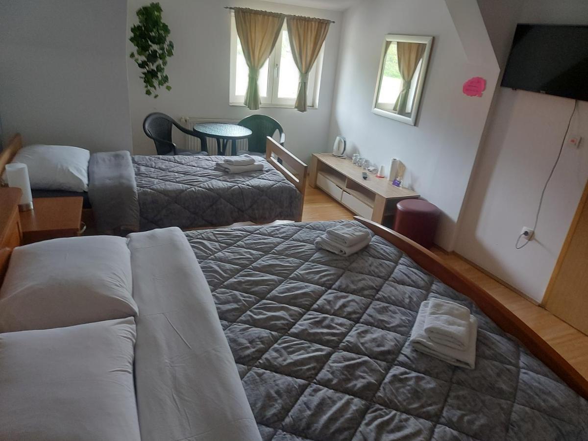 Guest House Neno Ogulin Extérieur photo