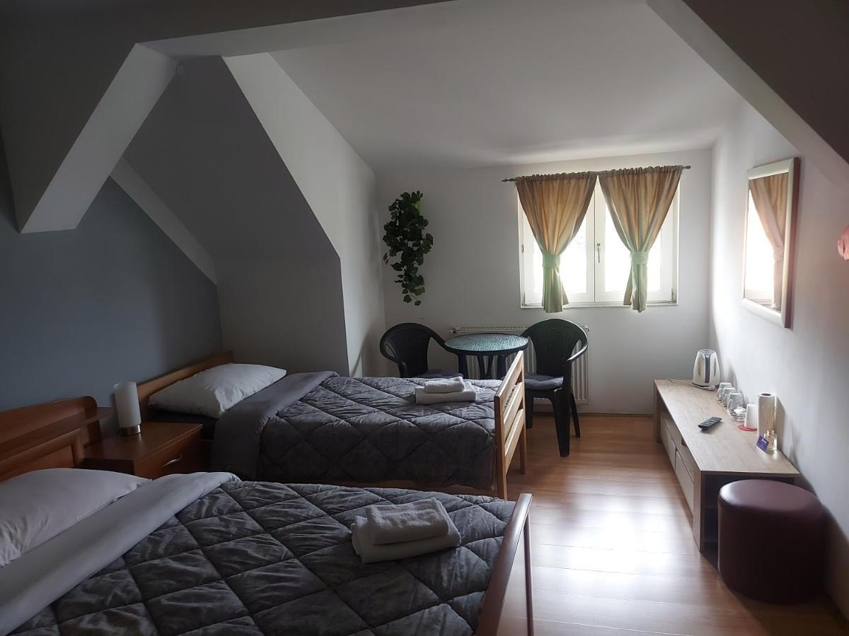 Guest House Neno Ogulin Extérieur photo